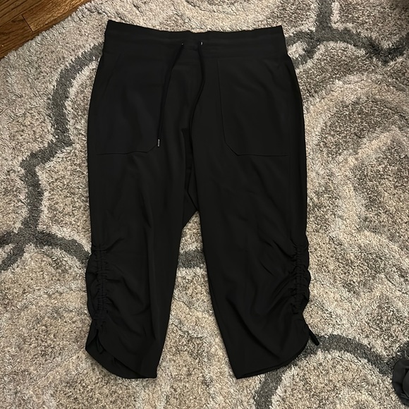tek gear Pants & Jumpsuits Tek Gear Drytek Capris Black Poshmark